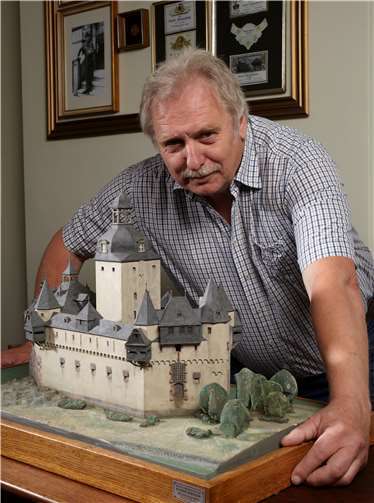 Herrn Lachmann mit einem Modell der Burg Pfalzgrafenstein von 1933.Fotos: GDKE Rheinland-Pfalz /Pfeuffer