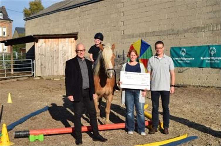 Herrn Link von der Raiffeisenbank Welling bei der Scheckübergabe an den Vorsitzenden des Vereins Schwerelos Jan Hanske und die Beisitzerin Anja Hartung sowie Mia Hartung auf dem Pferd. privat