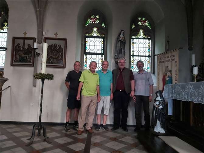 Herrn Prof. Dr. Kozub überreichte der Replik an Pfarrer Christian Scheinost, Josef Weidenbach, Ulrich Hömig und Eberhard Krebs.Foto: Privat