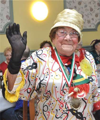 Hertha Mürtz mit ihren 90 Lenzen rockte die Bütt im „Alten Fritz“.