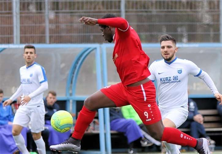 Hervé Loulouga, hier im Laufduell mit einem Mechtersheimer Gegenspieler, brachte sein Team in Dillingen mit dem Führungstreffer endgültig auf die Siegerstraße.  TH