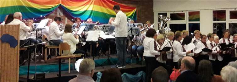 Hervorragend unterhalten wurde das Publikum beim Konzert des Posaunenchors Urbach unter Mitwirkung des Singkreises Dernbach.privat