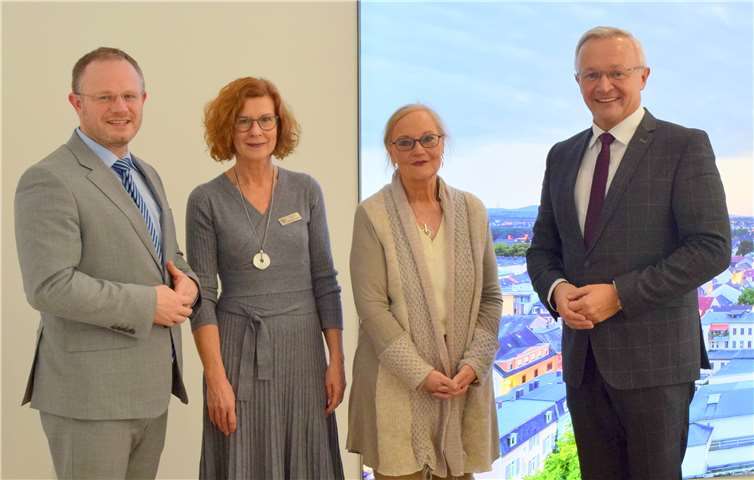 Hervorragende Förderschulen im Landkreis Neuwied testierte Professor Ingeborg Thümmel, die zuständige Referentin für die Förderschulen bei der Koblenzer Aufsichts- und Dienstleistungsdirektion (3. v. li.), im Gespräch mit Landrat Achim Hallerbach und Oberbürgermeister Jan Einig. Die Stadt Neuwied ist die einzige Kommune in Rheinland-Pfalz, in der alle möglichen Förderschulen vertreten sind. Hallerbach und Einig sind stolz, auch allen Kindern mit Förderbedarf in Stadt und Kreis Neuwied einen Schulplatz vor Ort bieten zu können.Oberbürgermeister Jan Einig, Referatsleiterin Mechthild Laupichler, Prof. Dr. Ingeborg Thümmel und Landrat Achim Hallerbach (v. li.)