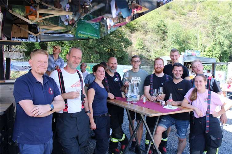 Hervorragende Laune bei den Kameradinnen und Kameraden der Feuerwehr, die zum diesjährigen Weinfest mit ihrem neuen Weinstand am Start waren.