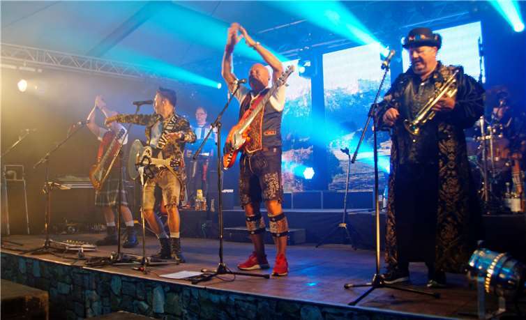 Hervorragende Stimmung verbreitete die Münchner Zweitracht mit ihrem sensationellen Stimmungsprogramm.-MIH-