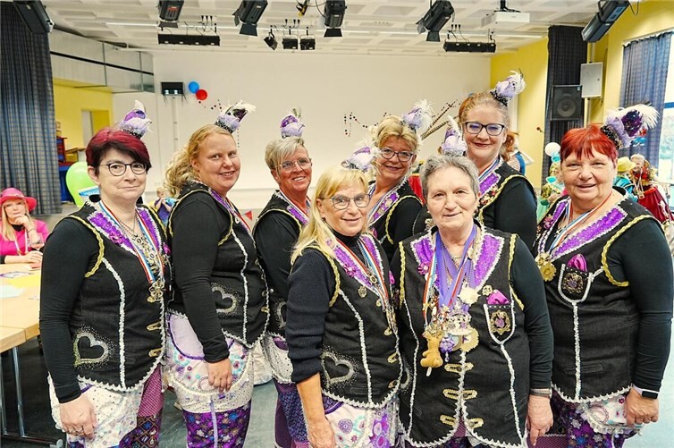 Hervorrand aufgestellt und mit neuen Kostümen starten die Ringnarren Möhnen in die Session. 2026 feiern sie 5x11 Jahre.