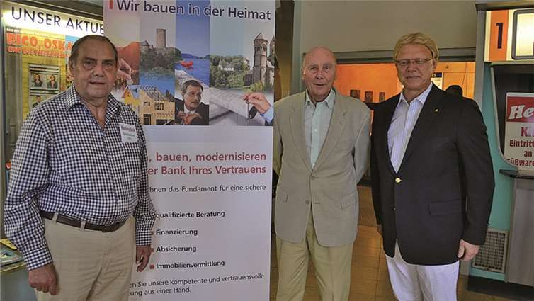 Herwig Weiner und Rolf Schäfer begrüßten den besonderen Gast, Horst Eckel, im Corso Kino.