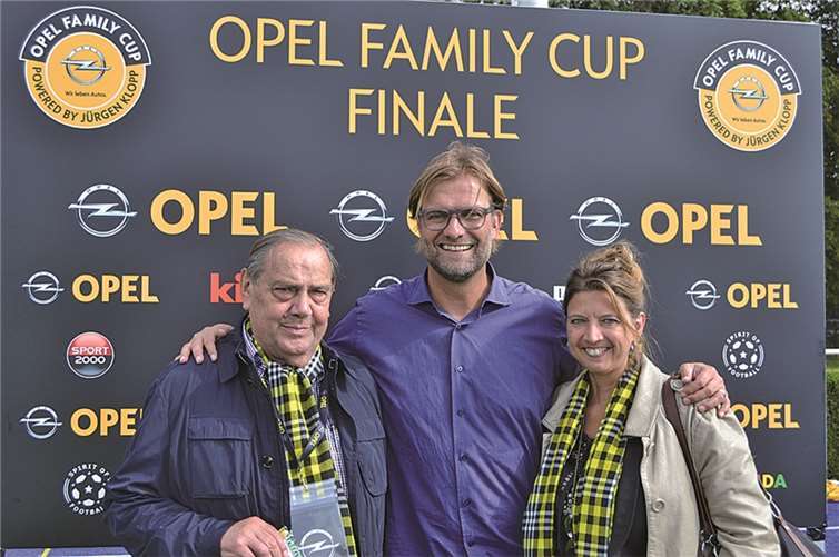 Herwig und Ute Weiner, SV Rheinland Mayen-Presseteam des OPEL FAMILY CUPS 2014 in Mayen, hatten bundesweit den 1. Platz im Pressewettbewerb für die Rheinländer geholt. Jürgen Klopp gratulierte in Dortmund recht herzlich.