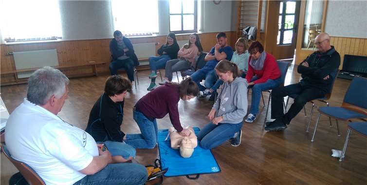 Herzdruckmassage ist anstrengend, stellten die Teilnehmer fest.privat