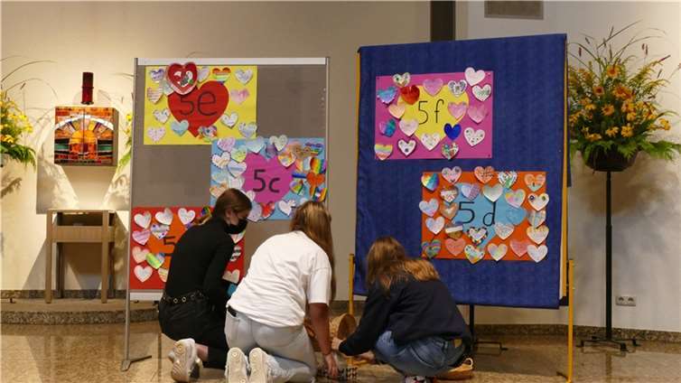 Herzenswünsche wurden an den Plakaten befestigt.