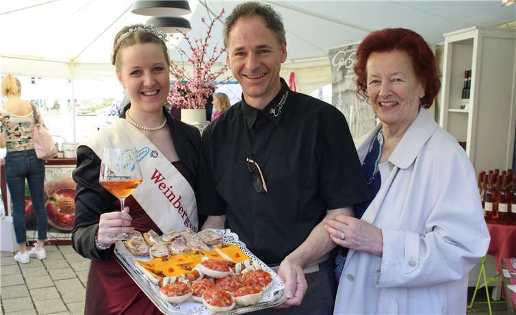 Herzhafte und pikante Canapés wareneine perfekte Ergänzung zu den Pfirsichdrinks.