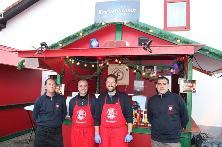 Herzhaften Krustenbraten servierte der Förderverein der Freiwilligen Feuerwehr Adendorf.