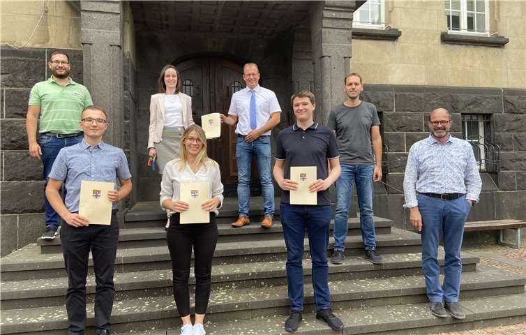 Herzlich Willkommen bei der Verbandsgemeinde Mendig. Bürgermeister Jörg Lempertz (oben Mitte), freut sich über den Personalzuwachs in der Verwaltung. Ebenso ( v.l.n.r.) Stefan Frey, Personalabteilung und Ausbildungsbetreuer, Anwärter Paul Serebrov, Verwaltungssekretärin Sabrina Breuer, Anwärterin Mira Schlich, Bürgermeister Lempertz, Anwärter Christian Lieder, Personalratsvorsitzender Holger Barz und Büroleiter Peter Moskopp.Foto: VGMendig