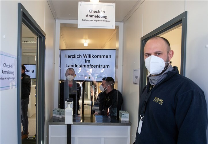 „Herzlich Willkommen im Landesimpfzentrum“, heißt es bei der Begrüßung.