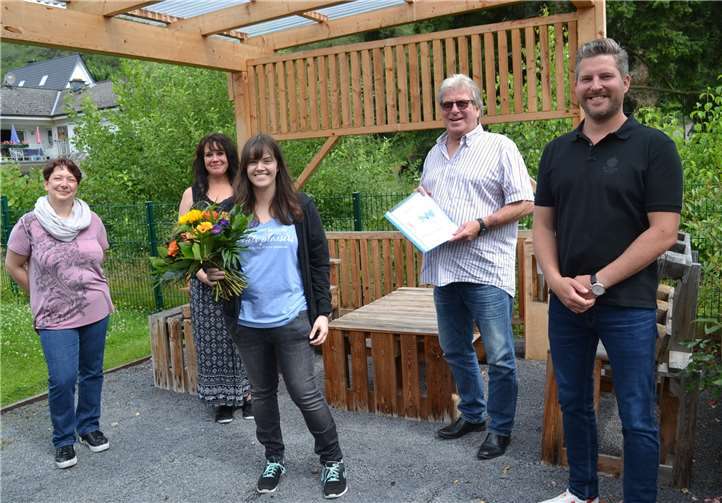 Herzlich begrüßt mit einem Blumenstrauß wird Simone Lüscher (Mitte) von (von links) Steffi Schwarz und Angela Stavrou sowie von (von rechts) Tobias und Hardy Thieringer.Foto: Privat