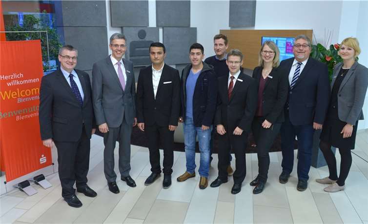 Herzlich empfangen: v.l. Landrat Dr. Alexander Saftig, KSK Vorstand Karl-Josef Esch, die beiden Praktikanten Abdulhannan Esmail und Sterk Cheikho, Maik Klee vom Jobcenter Mayen-Koblenz, Karl-Heinz Nigbur - Leiter Personalmanagement(PM), Julia Retterath PM, Rolf Koch – Geschäftsführer des Jobcenter MYK und Sabine Barth.privat