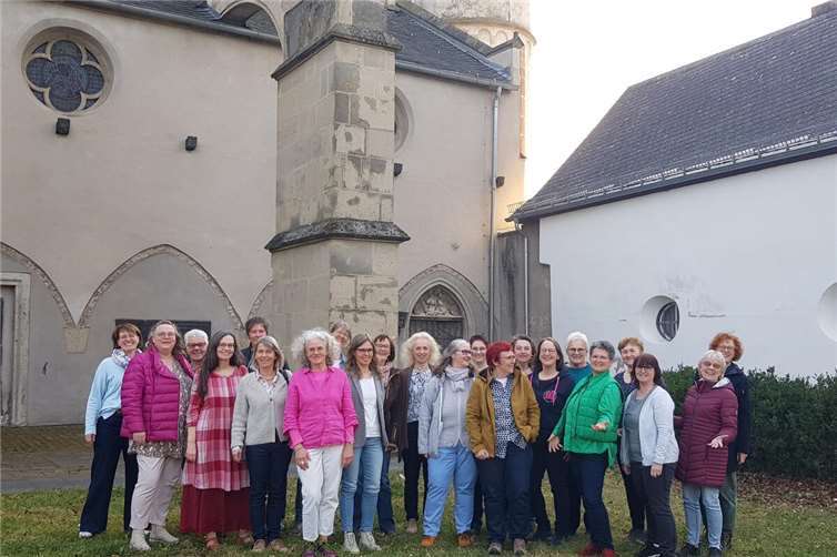 Herzlich freute sich der Chor über „alte“ Gesichter und neue Sängerinnen.  Foto: privat