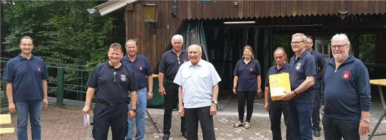 Herzlich gratulierte der Löschzug Rheinbach Heinz Voigt zum 90. eburtstag.Foto: Feuerwehr Rheinbach.