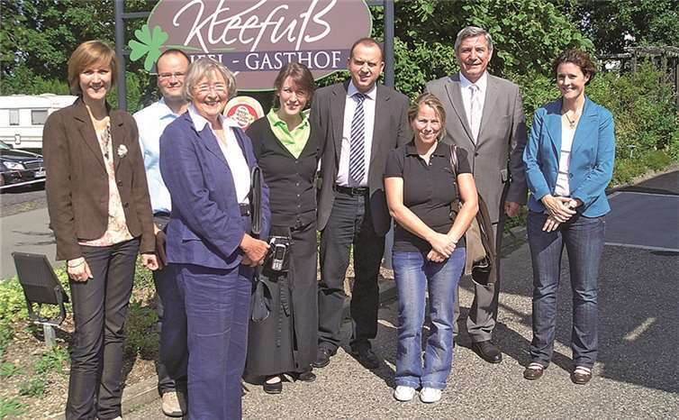 Herzlich heißt der Vorstand des Tourismusverbands Brohltal Stefanie Kleefuß (Mitte) als neues Mitglied willkommen. privat