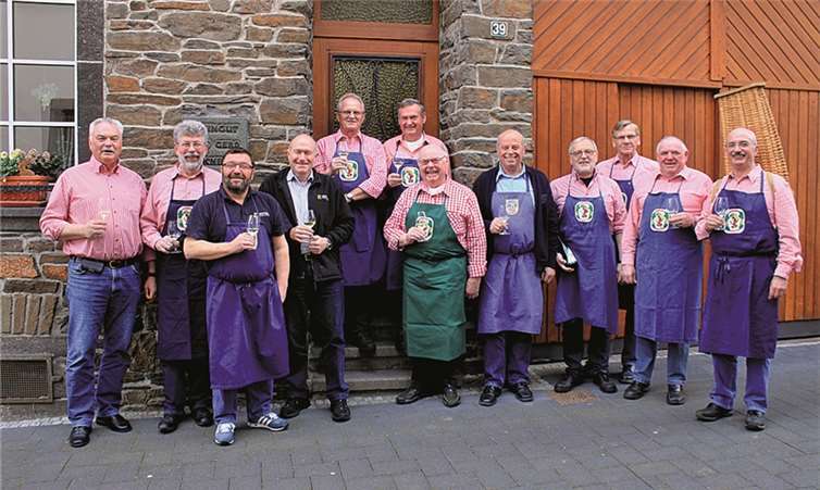 Herzlich hießen die Lehmer Razejunge den neuen Ehrenrazejung Gerd Knebel in ihrem Kreis willkommen. privat