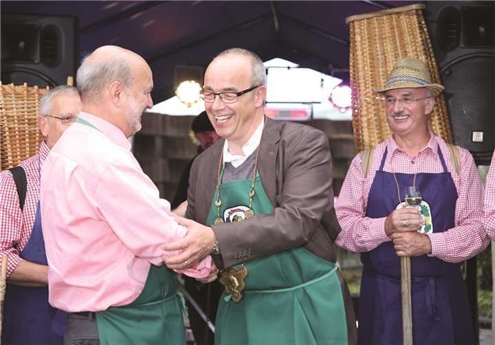 Herzlich war die Gratulation des „Alten“ an den neuen Ehrenrazejung Herbert Hürter (rechts).