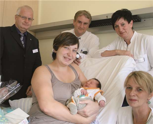 Herzlich willkommen: Chefarzt Dr. Arno Franzen und der Kaufmännische Direktor Karl Ehrmann überbrachten Glückwünsche zu Darius´ Geburt, dem 1000. Baby, das im Gemeinschaftsklinikum Mittelrhein, Kemperhof, zur Welt kam. Gemeinschaftsklinikum Mittelrhein