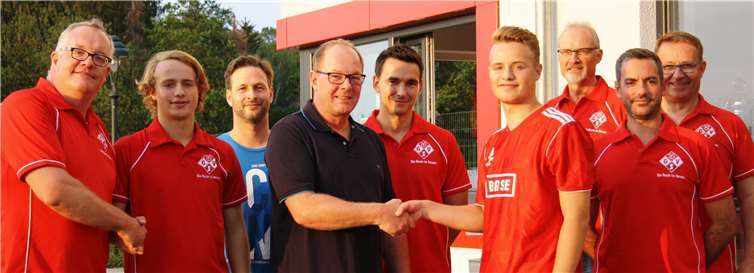 Herzlich willkommen: Raphael (Zweiter von links) und Alexander Fuchs (Vierter von rechts) bei der Begrüßung zum Start ihres FSJ durch den Vorstand der Grafschafter SV. Foto: privat