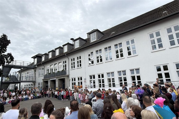 Herzlich willkommen an der KGS Meckenheim: Die 79 neuen Schulkinder wurden auf dem Schulhof von der Schulgemeinschaft herzlich begrüßt.