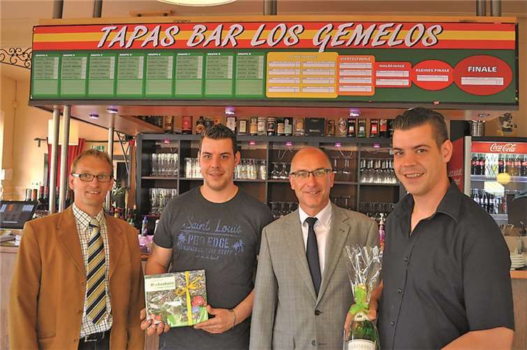 Herzlich willkommen hießen Bürgermeister Bert Spilles (2.v.r.) und Wirtschaftsförderer Dirk Schwindenhammer (l.) die Gastronom-Zwillingsbrüder Pieter (2.v.l.) und Mirko (r.) Coralluzzo.privat