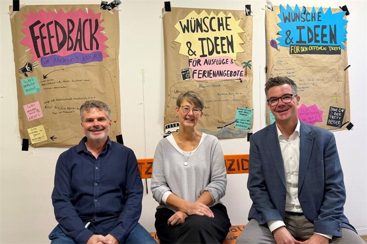 Herzlich willkommen im BigHouse: Bürgermeister Peter Jung (rechts) und Jürgen Gügel, Abteilungsleiter „Kinder- und Jugendbüro“ der Stadtverwaltung, freuen sich, mit Nicole Emmler eine erfahrene und engagierte Leiterin für das Neuwieder Jugendzentrum gewonnen zu haben. Beide sind überzeugt, dass sie mit ihren Ideen und ihrer Leidenschaft für die Jugendarbeit das Big House bereichern wird.