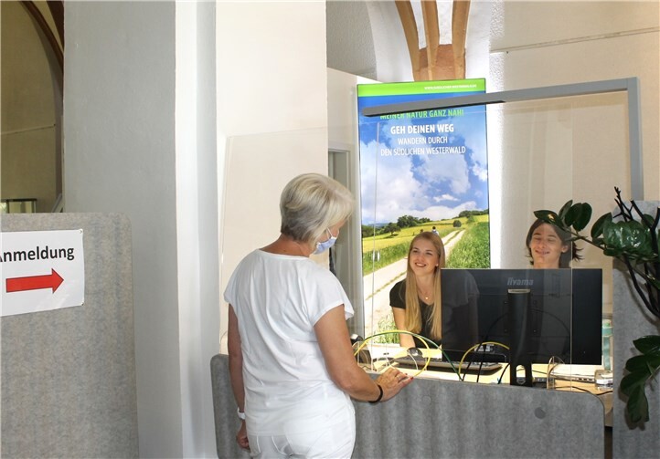 Herzlich willkommen im Rathaus. Der neue Besucherempfang wurde in der Bürgerhalle eingerichtet. Die Auszubildenden im zweiten Lehrjahr arbeiten im Empfangsteam mit. Foto: VG Montabaur