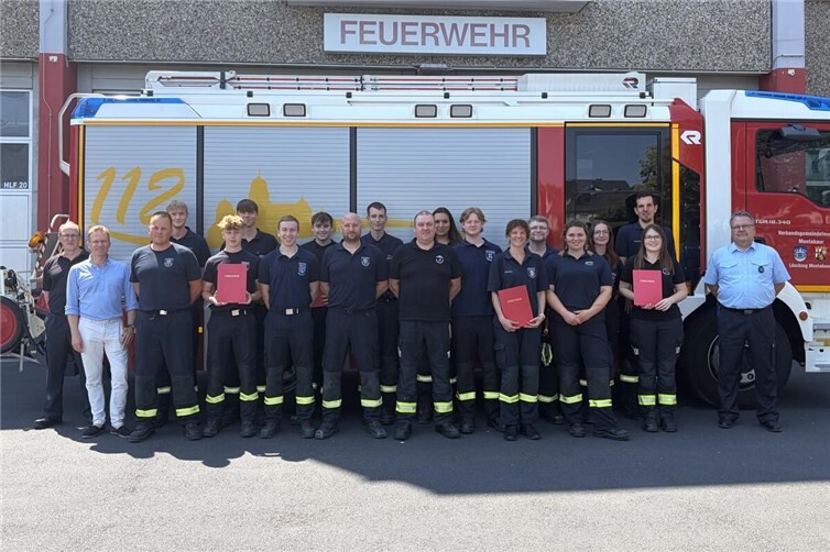 Herzlich willkommen im Team der Verbandsgemeindefeuerwehr: Die neuen Feuerwehrleute haben ihre Grundausbildung erfolgreich abgeschlossen. Dazu gratulierten (links) der Stellvertretende Wehrleiter Patrick Weyand, der Erste Beigeordnete Tobias Panne und (rechts) Lehrgangsleiter Michale Hainze.