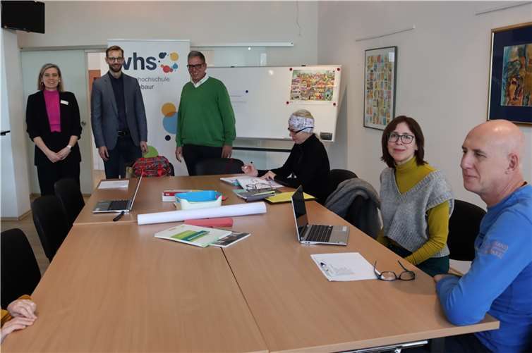 Herzlich willkommen im neuen Lernzentrum Montabaur: v.li. Caroline Albert-Woll, Leiterin der Volkshochschule Montabaur, zeigte Bürgermeister Ulrich Richter-Hopprich und dem Ersten Beigeordneten Andree Stein die Räumlichkeiten, in denen insbesondere Menschen aus Drittstaaten ihre Deutschkenntnisse verbessern können. Die ersten Lernenden waren schon fleißig bei der Sache.  Foto: VG Montabaur/Holger Pöritzsch