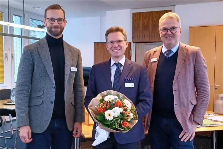 Herzlich willkommen in der Verbandsgemeinde Montabaur. Im Rathaus wurde der neue Erste Beigeordnete Tobias Panne (Mitte) von Bürgermeister Ulrich Richter-Hopprich (l.) und Büroleiter Guido Göbel begrüßt.Foto:VG Montabaur / Christina Weiß
