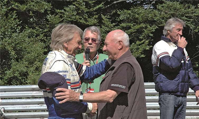 Herzliche Begrüßung: Derek Bell und Vater Georg Bellof.