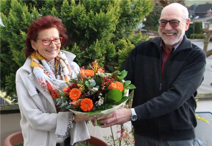 Herzliche Glückwünsche kamen von Hermann Adams, der Brigitte Gröning einen bunten Frühlingsgruß überreichte. Foto: Ralph Seeger