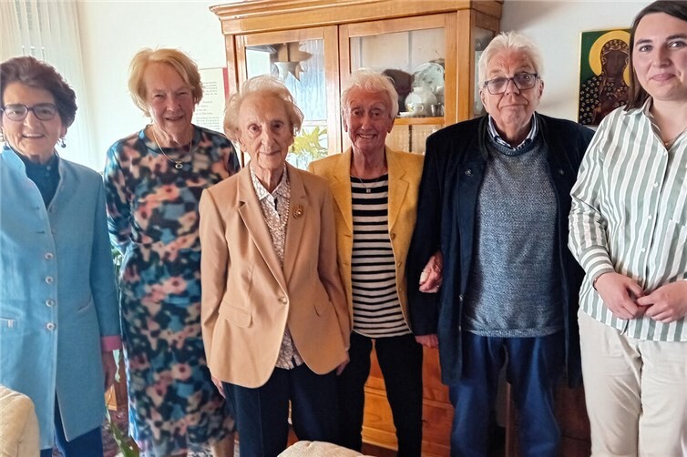 Herzliche Glückwünsche zum 99. Geburtstag: Roswitha Verhülsdonk (Mitte) im Kreis der Gratulanten der Senioren Union Koblenz, angeführt von der Kreisvorsitzenden Monika Artz.