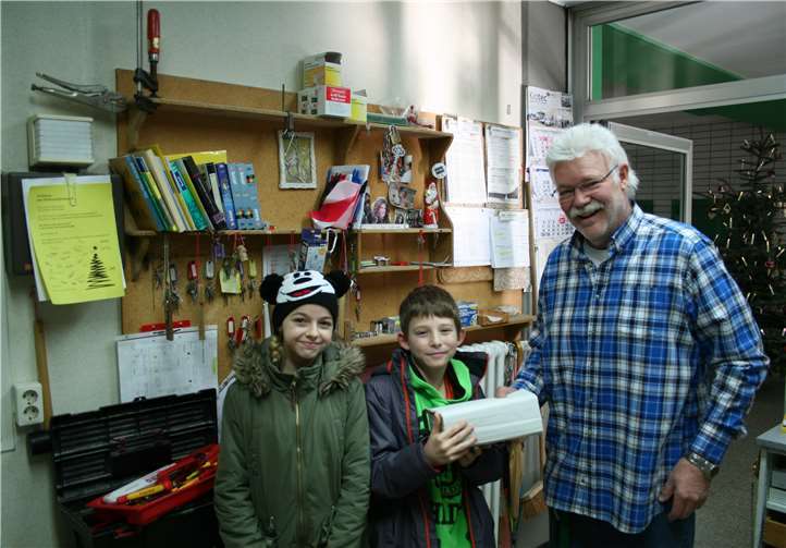 Herzliche Hilfe beim Hausmeister: Ob Schlüssel, Papier oder Kreide, Lothar Daum ist für alle da.privat