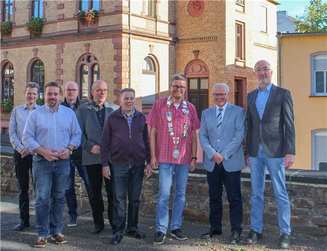 Herzliche Verabschiedung: Oberbürgermeister Peter Labonte (2.v.r.) überreichte Reinhard Theisen (3.v.r.) eine symbolische Amtskette, als Anspielung auf seine neue Funktion als hauptamtlicher Beigeordneter. Außerdem gratulierten (v.l.n.r.): Nachfolger Peter Ring (neuer Kämmerer), Beigeordneter Sebastian Seifert, Büroleiter Winfried Ries, Fachbereichsleiter Gordon Gniewosz, Bürgermeister Adalbert Dornbusch und Fachbereichsleiter Werner Kratz. Stefanie Kleinmann/Stadtverwaltung Lanstein