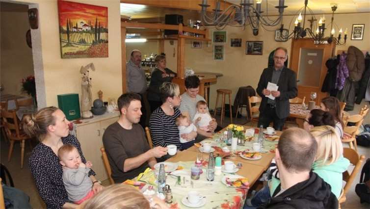 Herzlichen Begrüßungsworten durch Ortsbürgermeister Lutz Zaun folgte eine angeregte Unterhaltung bei Kaffee und Kuchen.