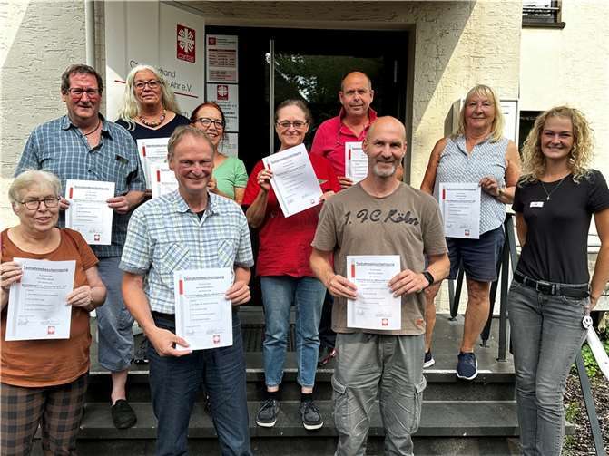 Herzlichen Glückwunsch allen Teilnehmerinnen und Teilnehmern, die im Betreuungskurs viel Fachwissen vermittelt bekamen. Foto: Claudia Götz