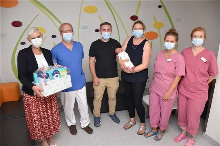 Herzlichen Glückwunsch an Lydia und Maximilian Franzen (Mitte). Den Eltern des kleinen Matheo gratulieren zur 1000. Geburt im Kemperhof (von links): die Kaufmännische Direktorin Dagmar Wagner, der Leitende Oberarzt Dr. med. Sebastian Friederichs und die beiden Hebammen Laura Böker und Isabel Züll.  Foto: privat