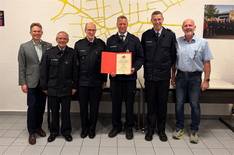 Herzlichen Glückwunsch an den alten und neuen Wehrführer Daniel Billaudelle (Mitte) der Freiwilligen Feuerwehr Welschneudorf. Zur Wahl gratulierten: (v.l.) der Erste Beigeordneten Tobias Panne, die beiden Stellvertretenden Wehrleiter Hans-Joachim Klimke und Patrick Weyand, Wehrleiter Jens Weinriefer und Ortsbürgermeister Ralf Heibel.