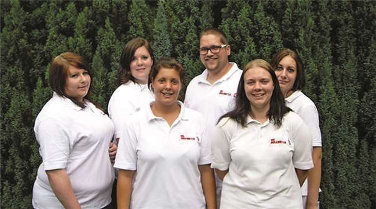 Herzlichen Glückwunsch: v.l.n.r. Hintere Reihe: Nicole Weißkirchen, Tanja Dietrich, Max Meurer, Nadine Kreißl. Vordere Reihe: Sabrina Grabus. Janine Thimm (Praxis-Anleitung) gratulierte zur bestandenen Prüfung. privat