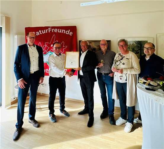 Herzlichen Glückwunsch zu 100 Jahren NaturFreunde Leutesdorf! Seine Gratulation an den Verein um seinen Vorsitzenden Joachim Schimikowski verband Landrat Achim Hallerbach mit dem Appell, das Engagement des Vereins für Natur und Umwelt zu unterstützen – einem Ansinnen, das auch Verbandsbürgermeister Jan Ermtraud gerne teilen konnte. Foto: Beate Kerres. Foto: privat
