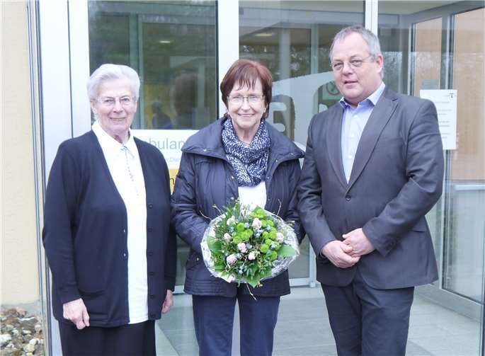 Herzlicher Abschied (von links): Oberin Schwester Coleta Brienen, Hildegard Duchêne, Verwaltungsdirektor Thomas Werner.Kerstin Güntzel