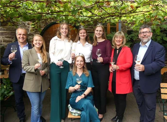Herzlicher Empfang für Anna Zenz, frisch gekürte Moselweinkönigin 2024/2025. Mit dabei ihre neuen Weinprinzessinnen Paula Sophie, Maja und Anne, Landrätin Anke Beilstein, ehem. Moselweinprinzessin Amelie Fritschle, BM Wolfgang Lambertz und OB Bernhard Himmen. Foto: TE