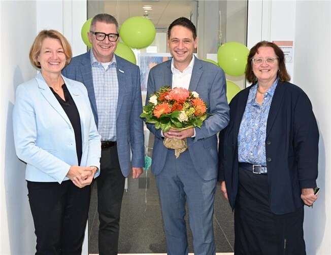 Herzlicher Empfang im Rathaus, von links: Bianca Lorenz, Hans Dieter Wirtz, Bürgermeister Sven Schnieber und Pia-Maria Gietz. Foto: Stadt Meckenheim