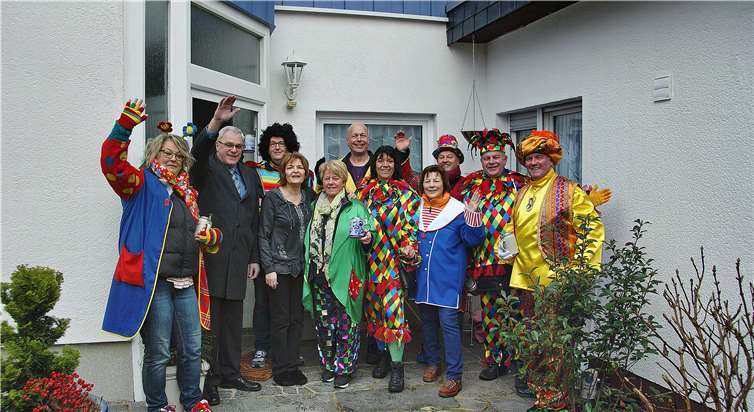 Herzlicher Empfang mit Stärkung bei BürgermeisterMichael Thiesen und seiner Frau Angelika. Fotos: MIH