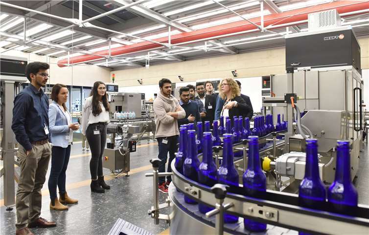 Heuft-Mitarbeiterin Martina Frey erklärt den Studierenden den Produktionsablauf einer Anlage für Getränkehersteller. Foto: Kreisverwaltung Ahrweiler